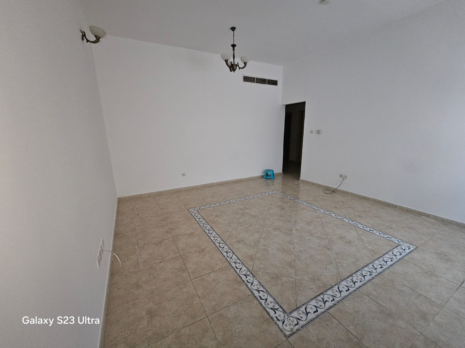 Landlord-provided air conditioning with free parking, built-in wardrobes, and a well-distributed layout. Very spacious apartment in a prime and vibran