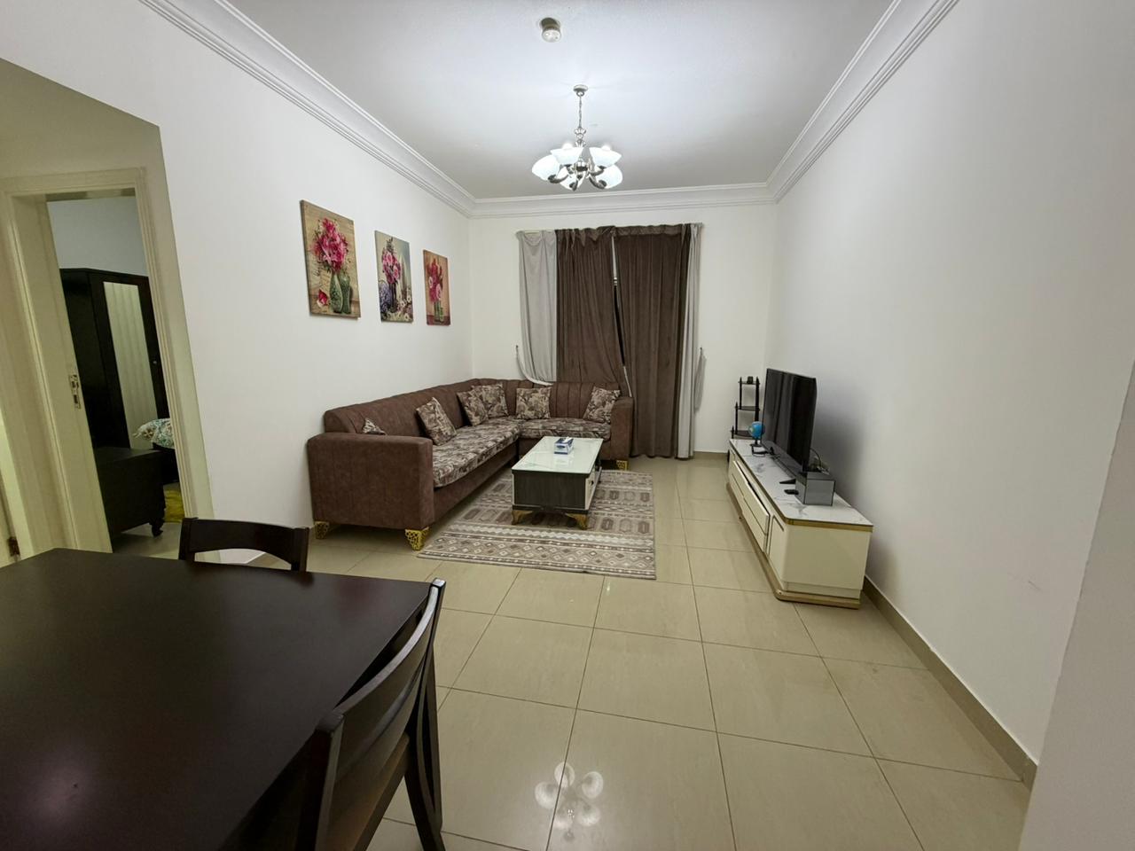 Furnished 1BR apartment in a residential tower with 2 baths, ready to move in. Price 4,800, practical location close to services and transport.