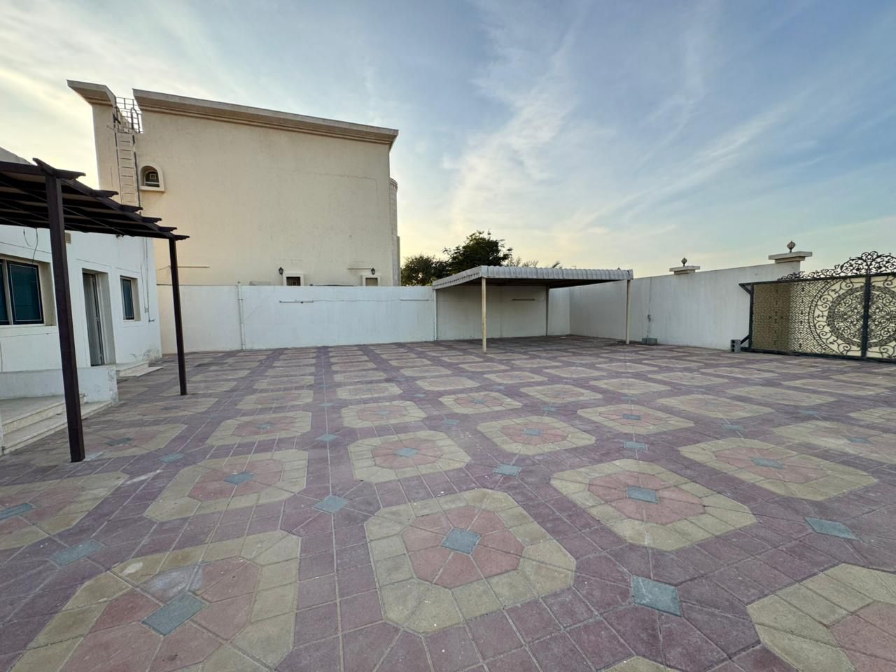 Ground floor house for rent in a prime location, close to all shopping and entertainment services, quiet and easily accessible family accommodation.