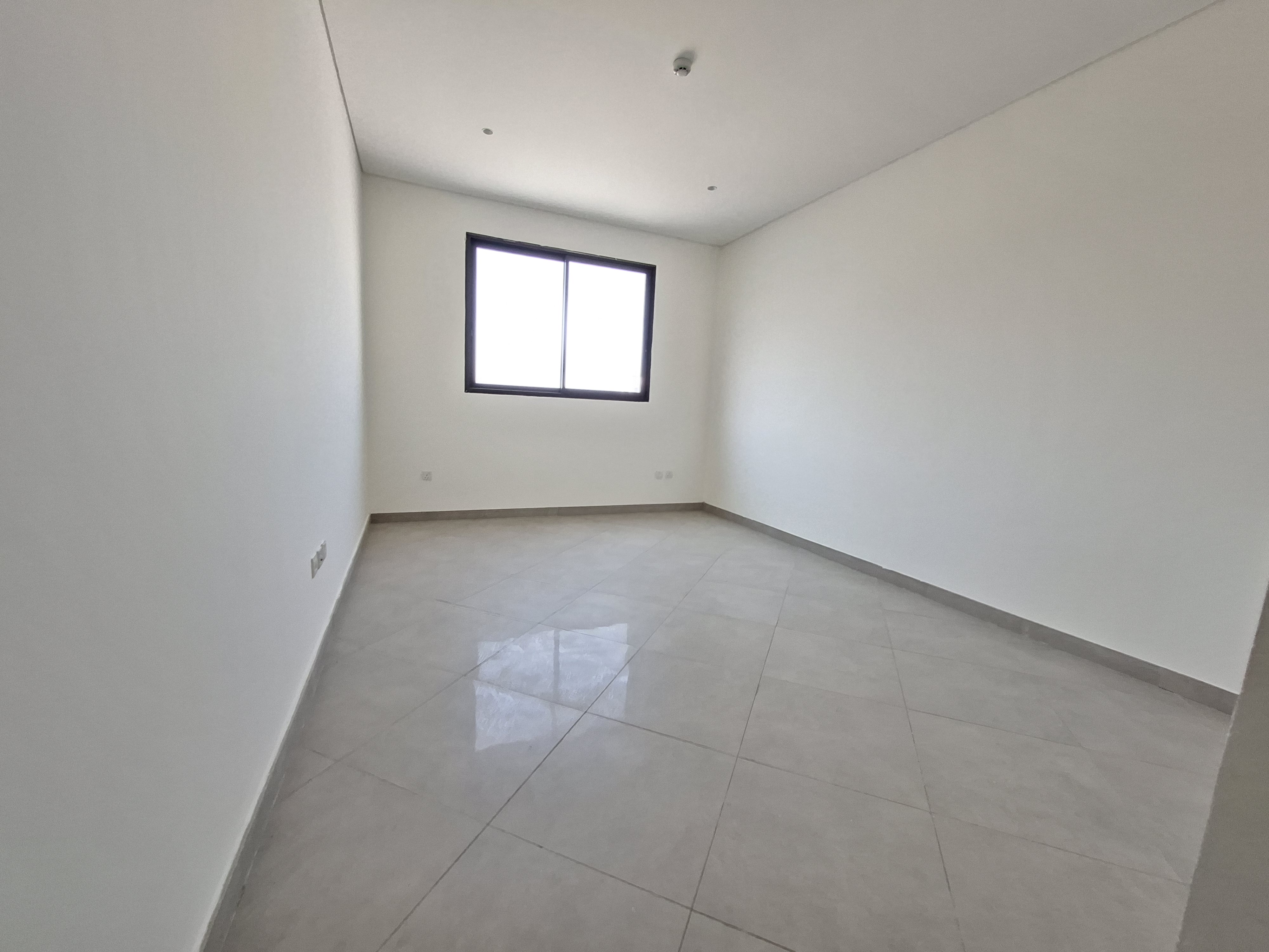 Very big offer No deposit 12 cheque Like brand new Luxury 2. bhk APARTMENT with parking