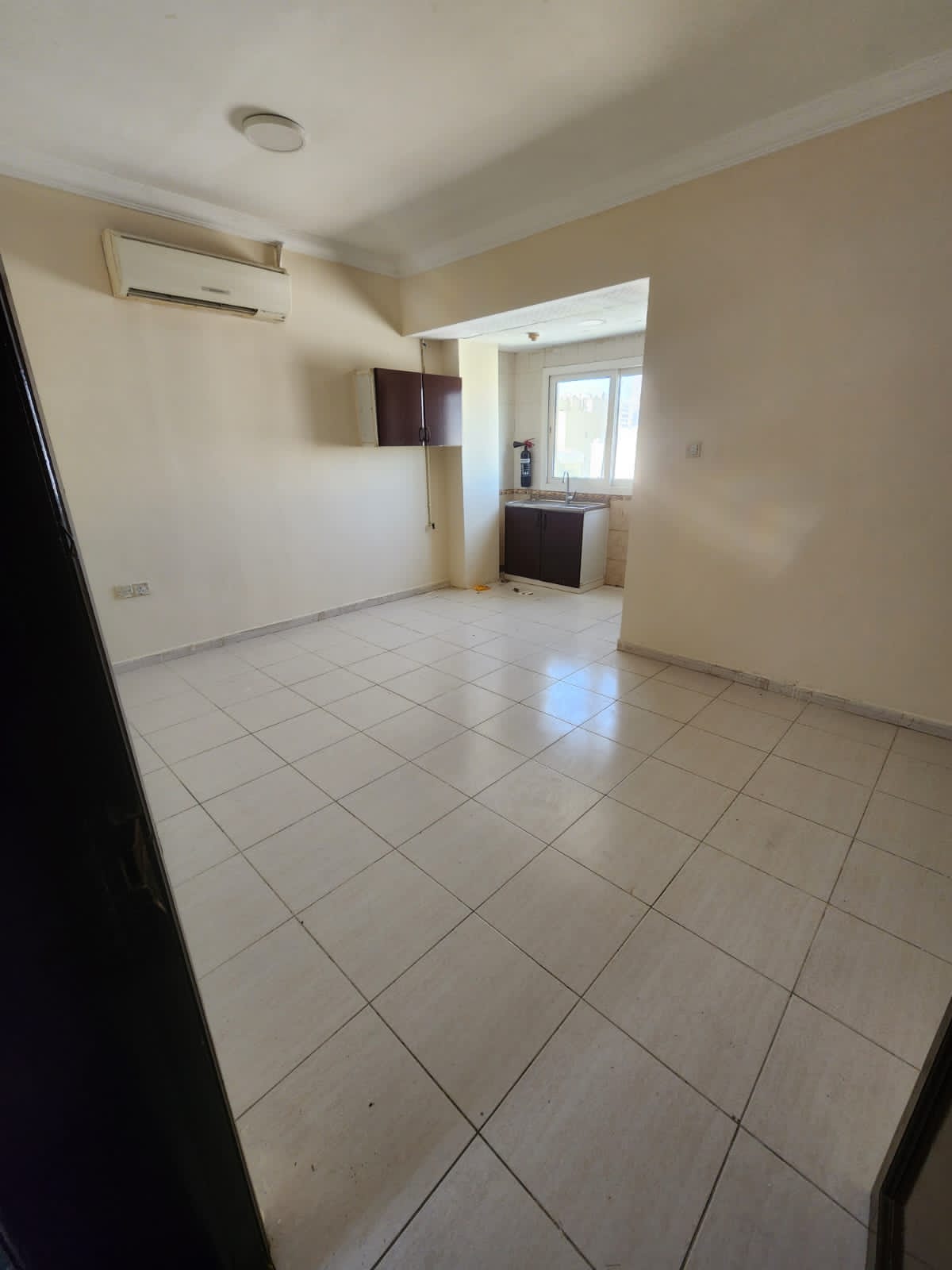 Largest studio apartment at the lowest price in Sharjah for singles and employees in Al Musalli area, close to all daily services.
