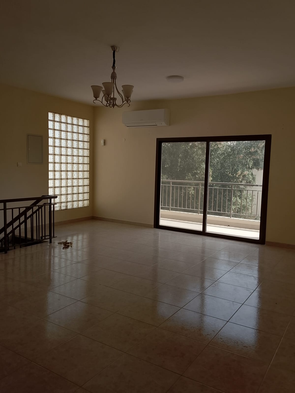 A villa with 3 bedrooms, two halls and a hallway in Al Rifai, with a maid's room and private parking. Spacious and quiet family accommodation. 95,000