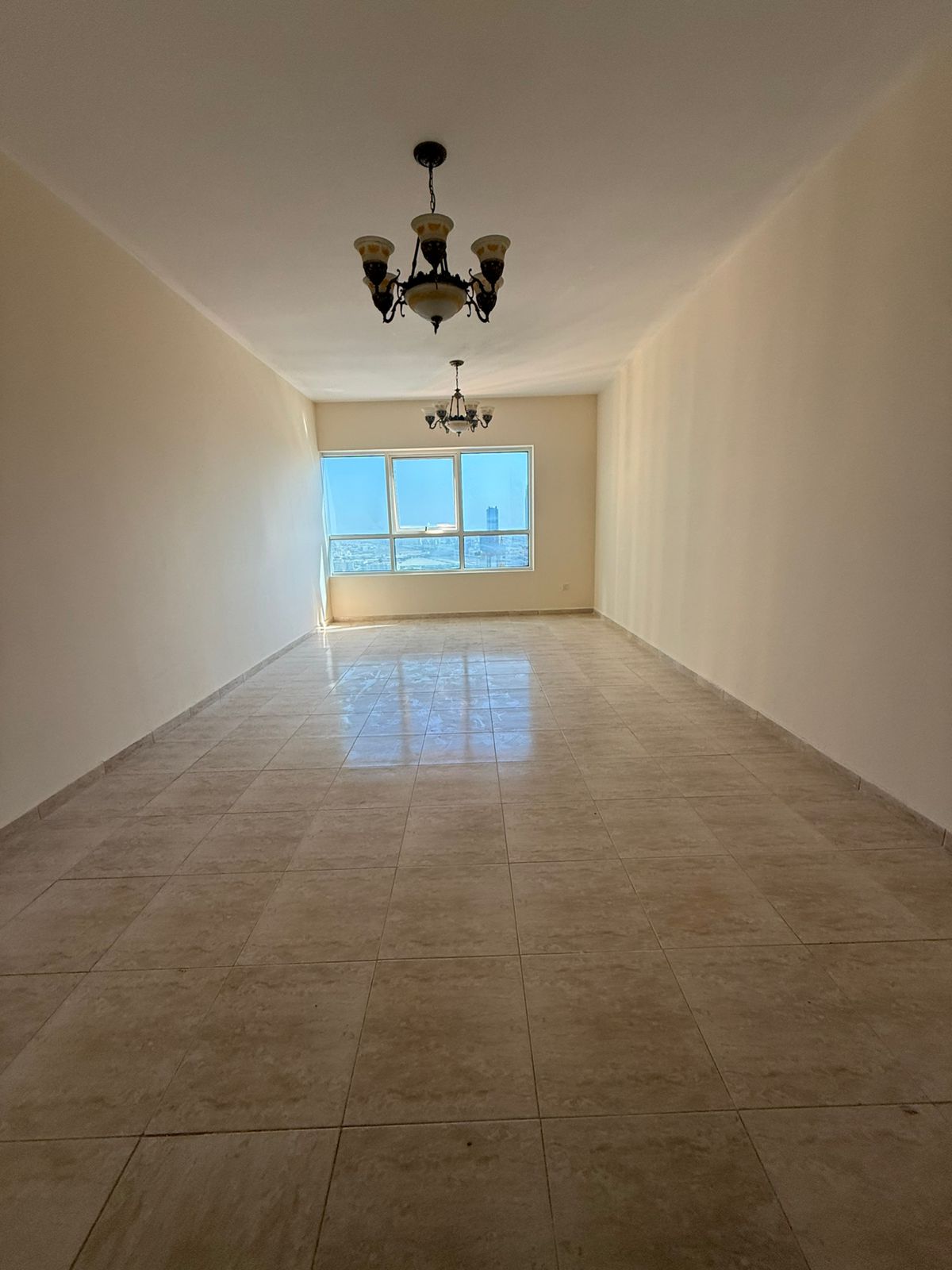 3 bedrooms and a living room, in cooperation with the gym, swimming pool, and free parking. Air conditioning is included with the owner. Spacious area