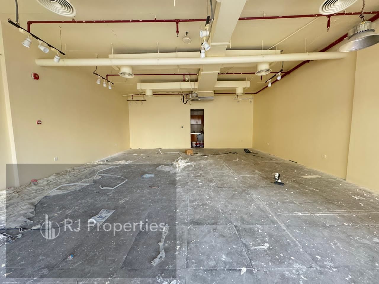 Very prime lecation luxury shop close to park Business area ready to move only jest 100k