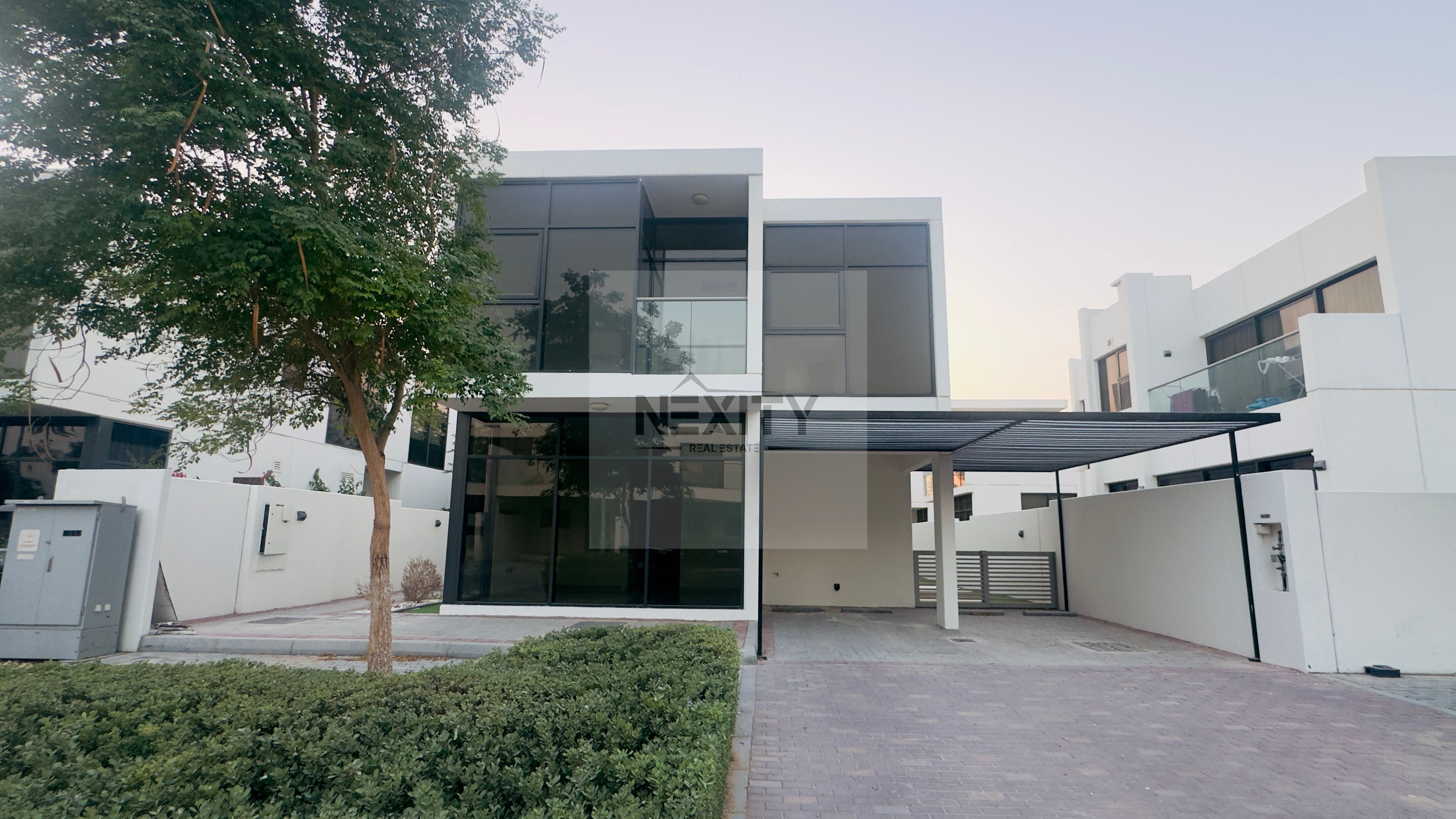 SINGLE ROW | FACING PARK & POOL | 6 BR | VACANT