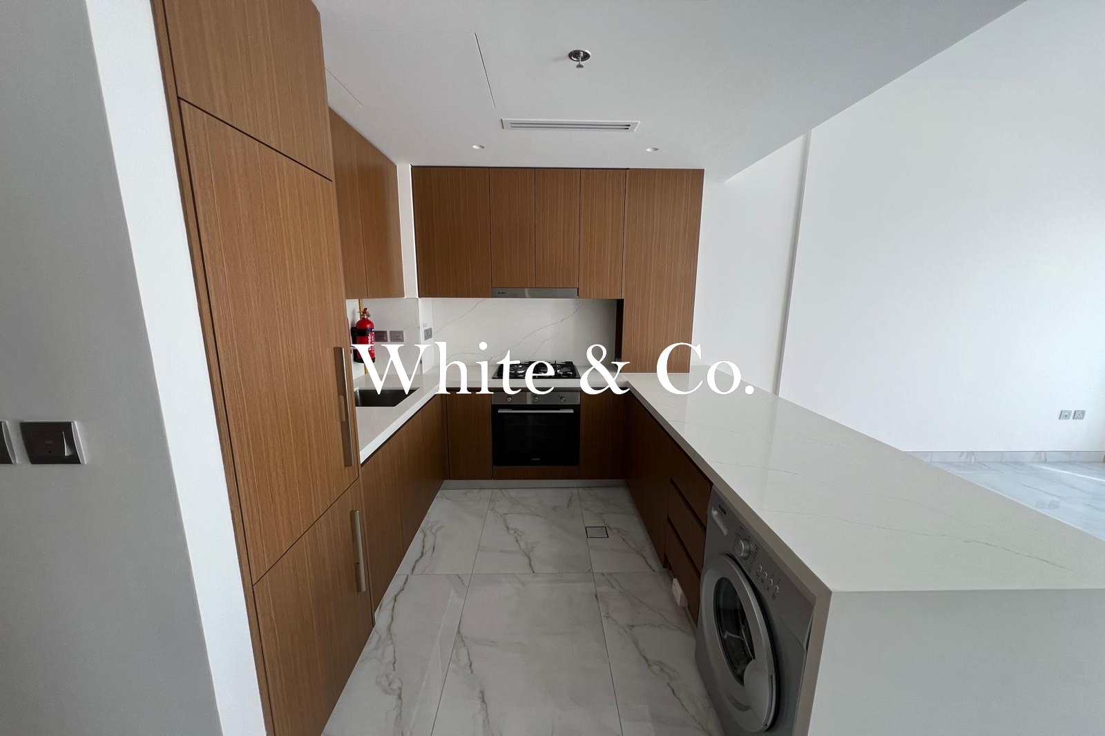 TOP FLOOR | POOL VIEW | APPLIANCES | NEW