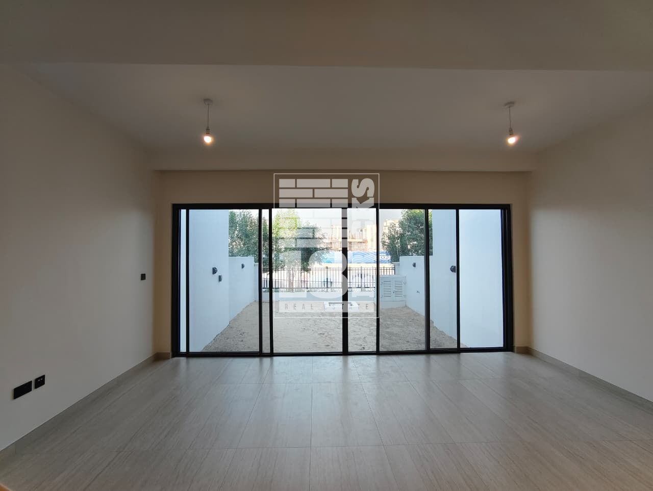 single row lagoon view | private garden | huge layout