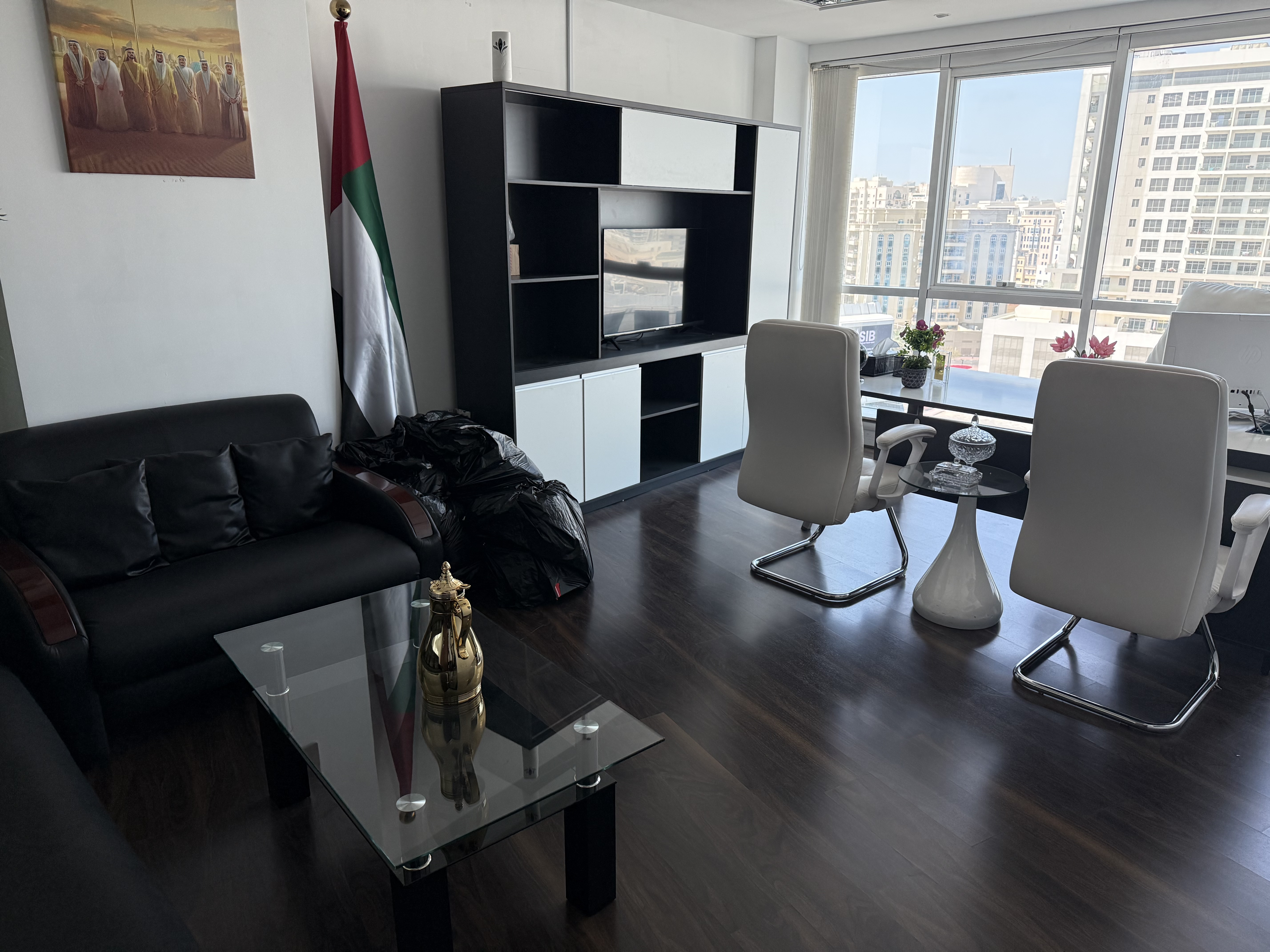 FULLY FURNISHED FITED. OFFICE CHILLER. FREE. CLOSE TO METRO STATION. WITH GLASS PARTATION 3 ROOMS + PANTRY *WASHROOMS. + PARKING.