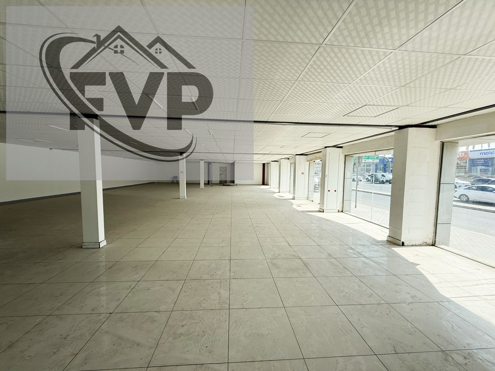 Showroom Warehouse I Operational use I On Main Highway