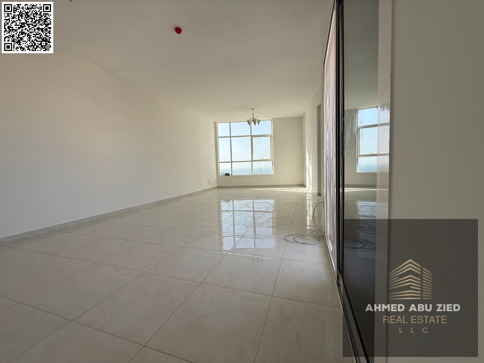 For rent: Three-bedroom apartment with a living room and maid's room in Al Rumaila area. Prime location very close to the Corniche. 4 bathrooms, 2 bal