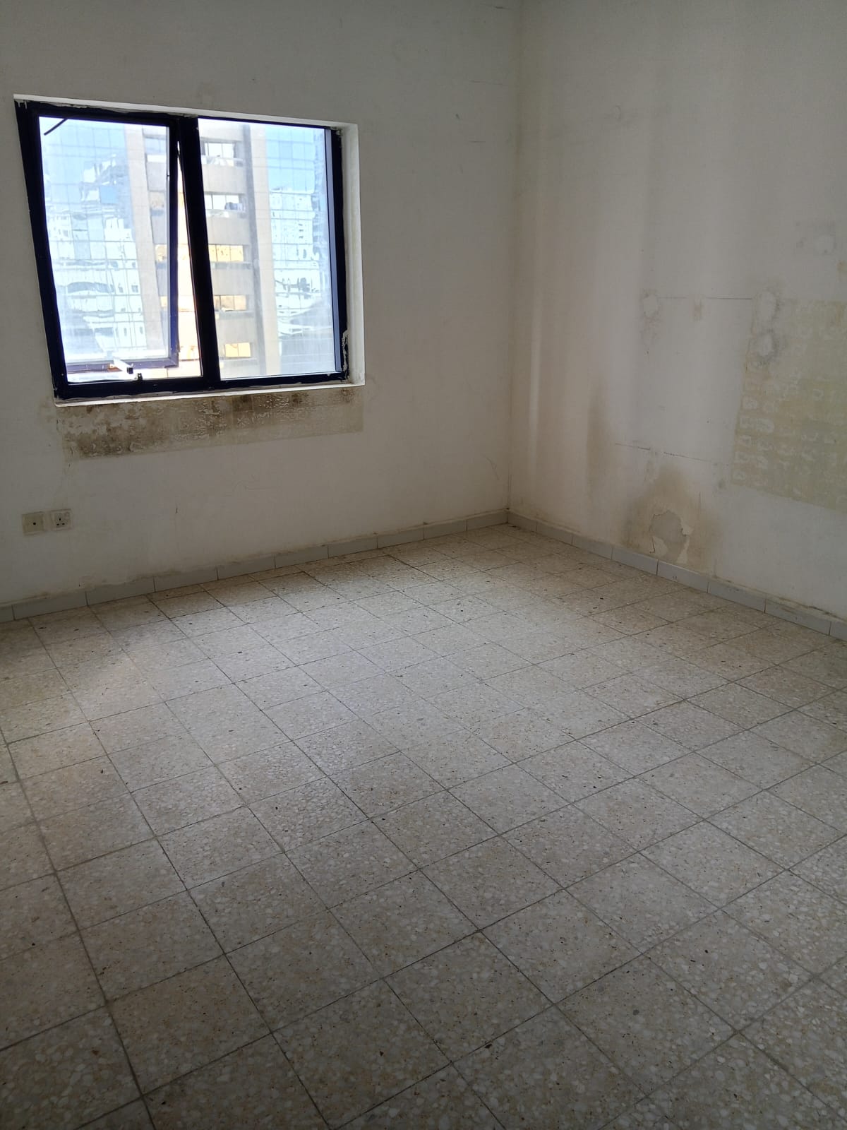 One-bedroom apartment with a living room in Al Majaz 1 – Prime Location Stunning sea view Close to all amenities Fully maintained by