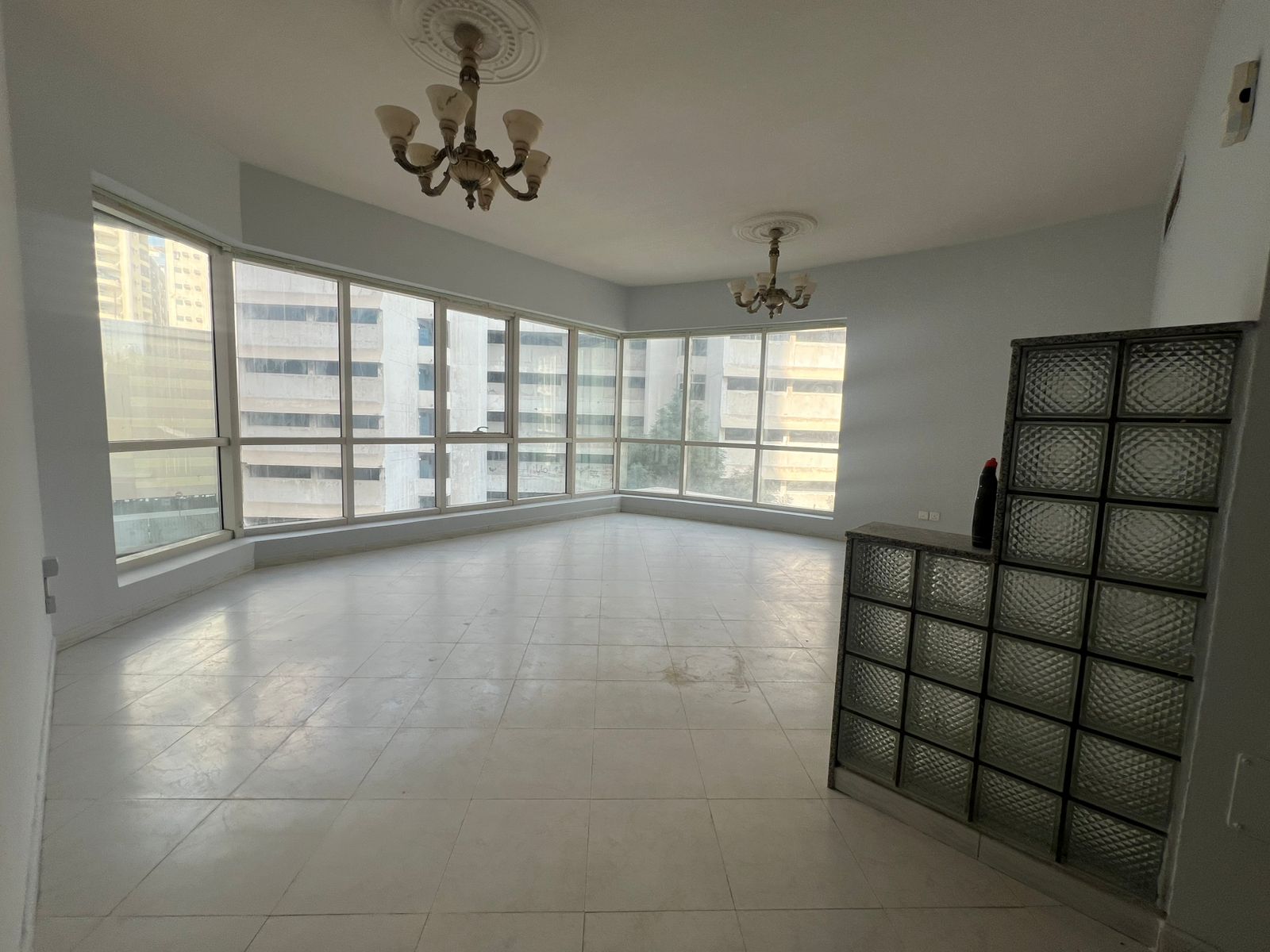 Landlord-provided air conditioning and one month free, with complimentary gym and swimming pool. Built-in wardrobes, very spacious layout, and open vi