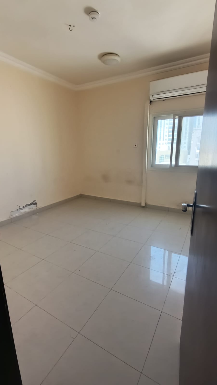 1BR + living room in Al Naba’a, family only, rent 27,000 AED, 4 installments, security cheque non-cashed, no extra fees.