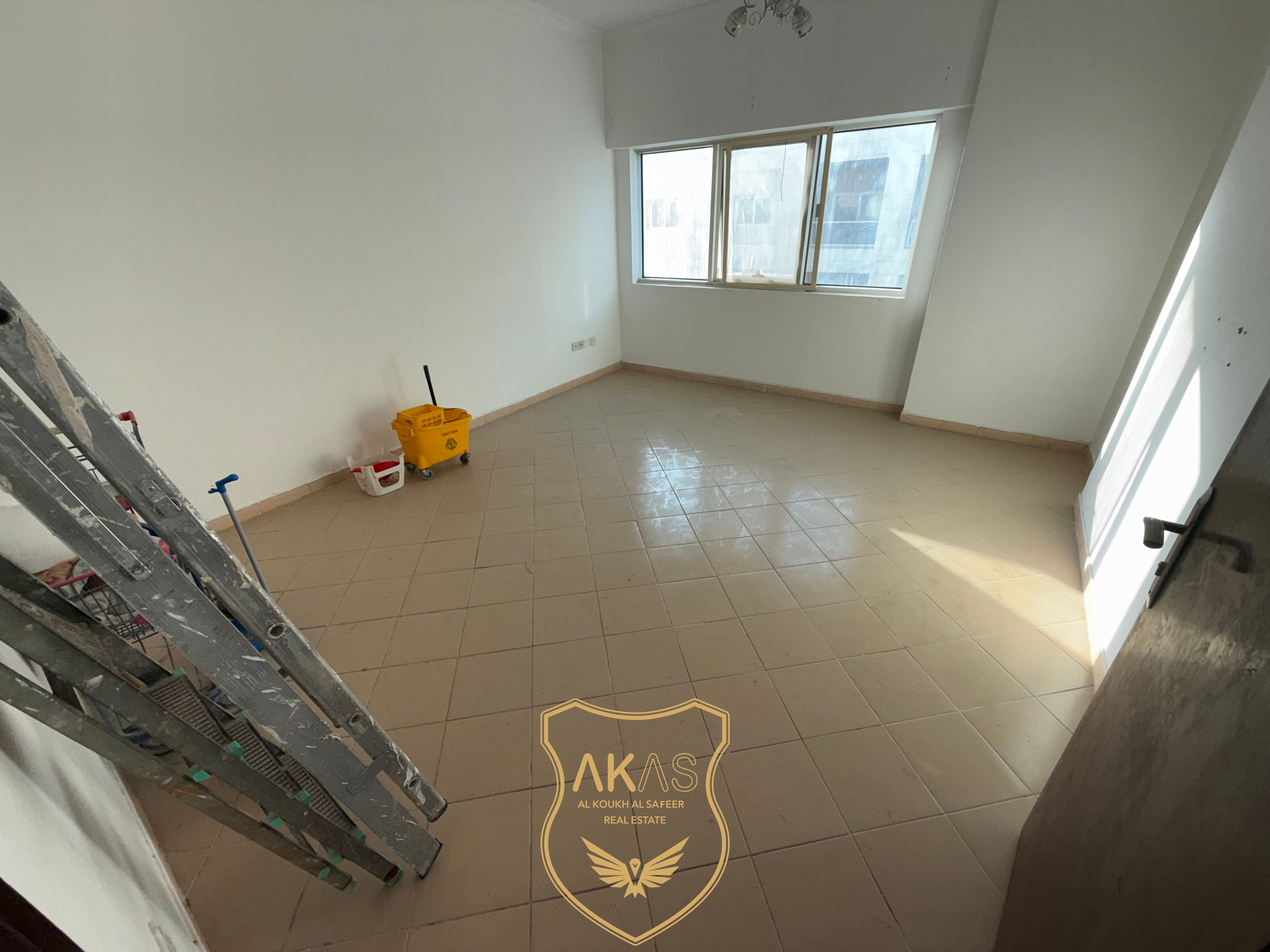 Bright & Spacious One Bedroom Close Hall | Family Only