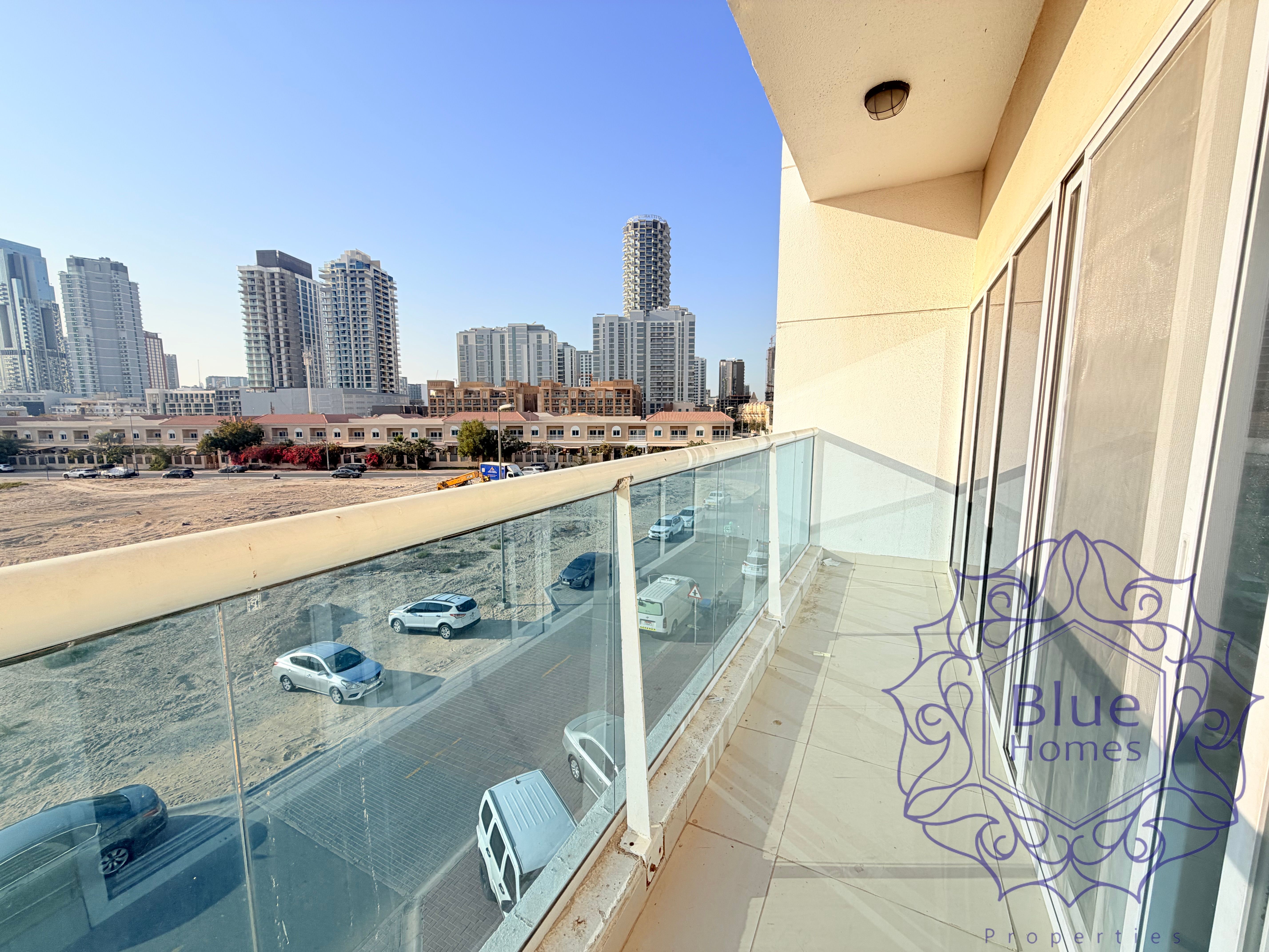 Double balcony / corner unit / Vacant