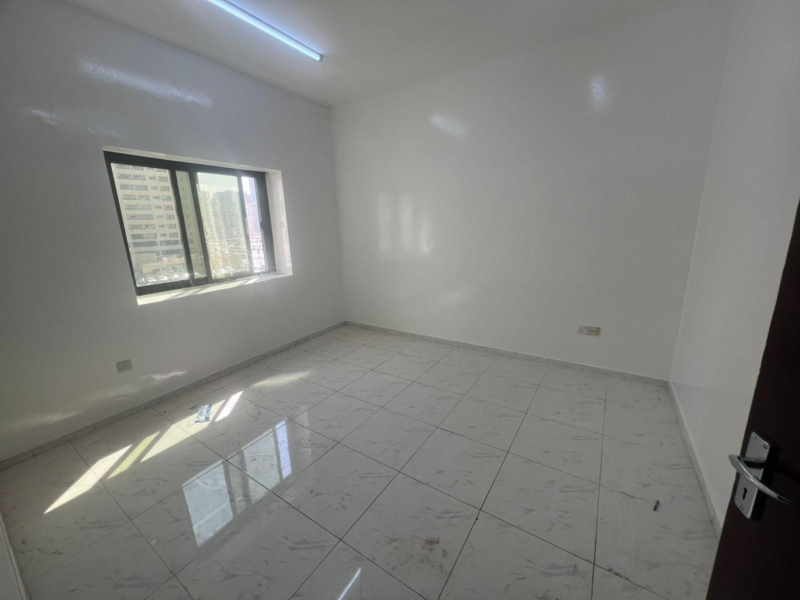 Three rooms and a hall in Al Qasbah, owner's approval, no fees.