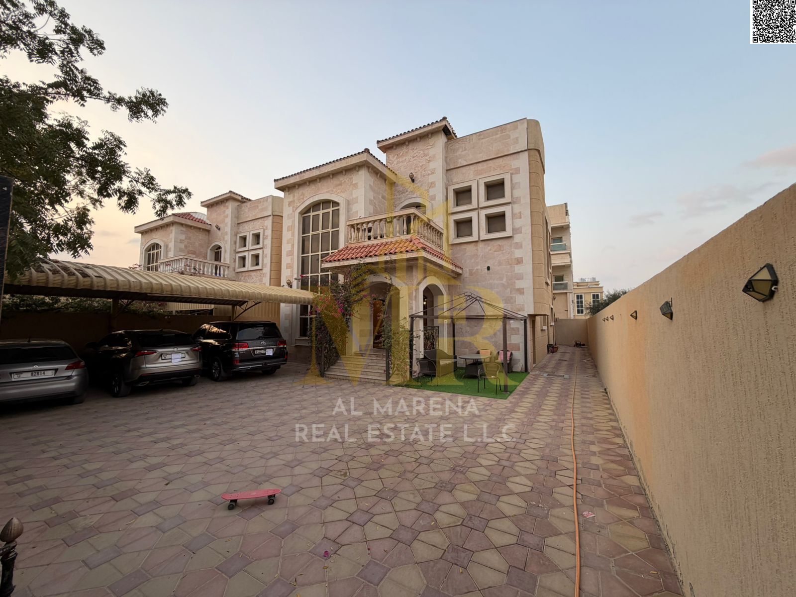 Villa for sale in Al Rawdah, on a street and alley, with electricity, water, and air conditioning. Stone facade, opposite a mosque. Five master bedroo