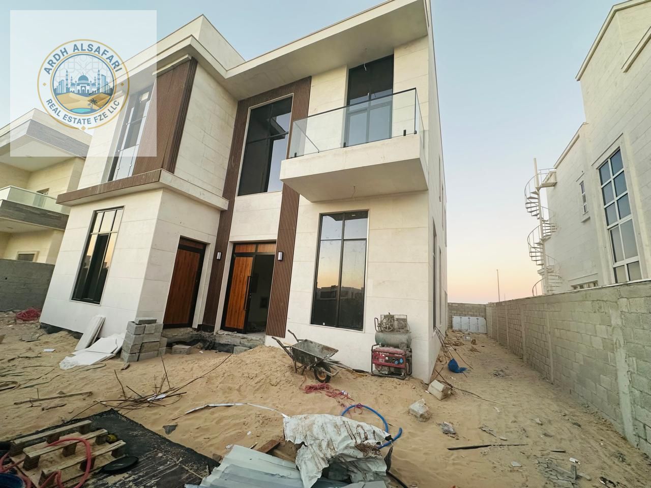 Luxurious 5 Bedroom Villa For sale in Al Hoshi