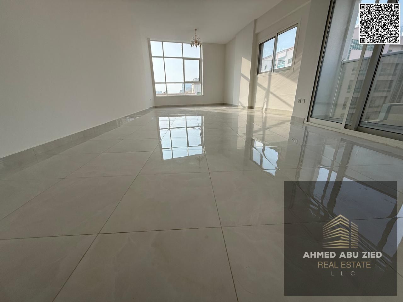 3BR hall on Corniche, first tenant. Maid’s room, 4 baths, private parking, built-in wardrobes, 2 balconies, sea view, premium finish, spacious, prime