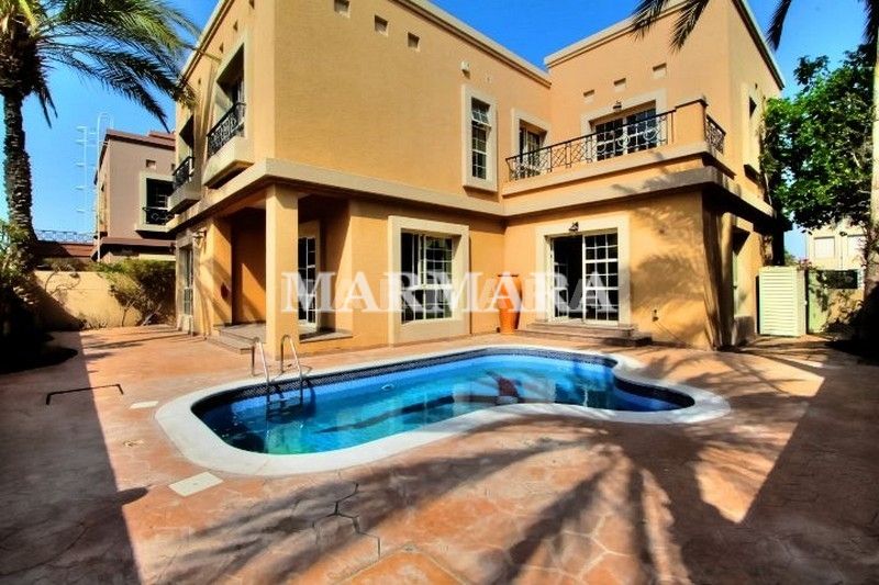 Luxury 4 bed+m villa private pool/garden