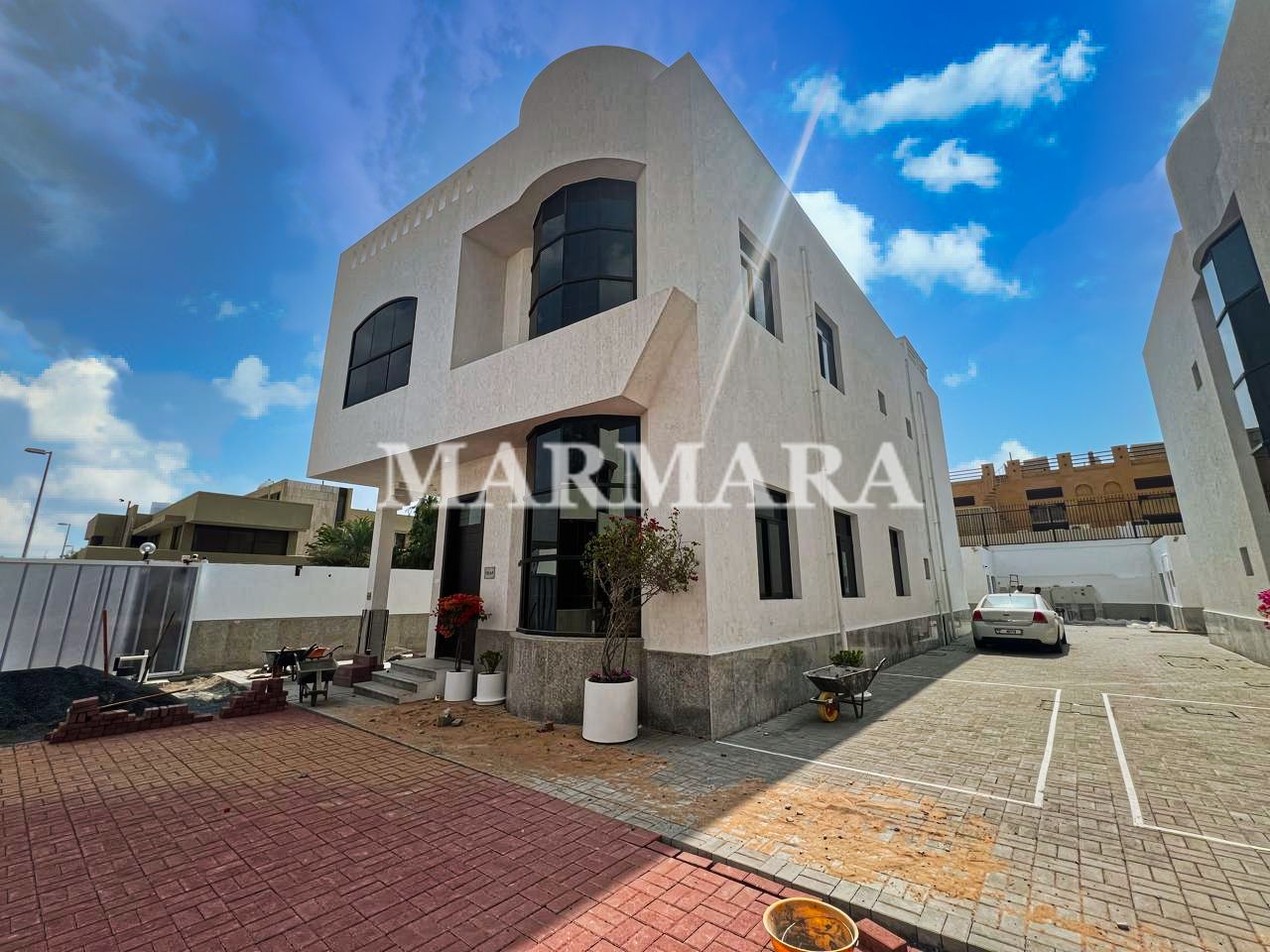 Fully Renovated 5BR Villa |Shared Pool | Jumeira 1