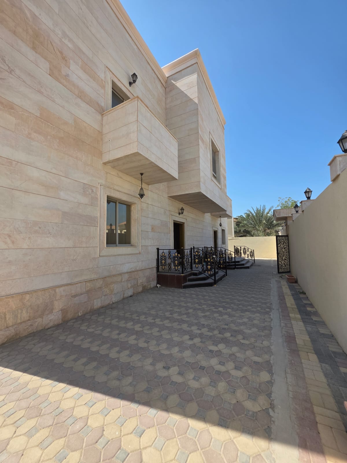 Location: Al Ramakiya area – Sharjah Emirate The villa is located on a paved road in a quiet and distinguished location, close to Al Ramakiya Park,