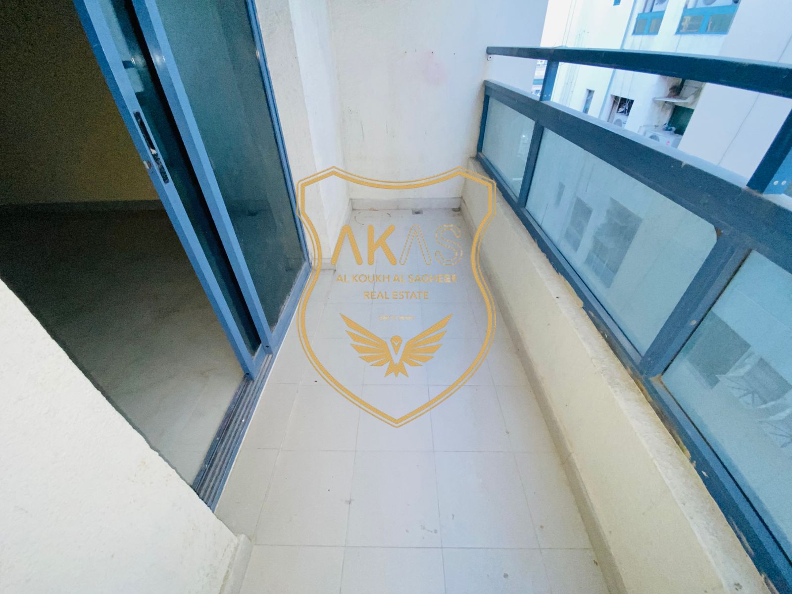 LUXURIOUS,2BHK AVAILABLE WITH BALCONY,FAMILY SHARRING ALLOWED