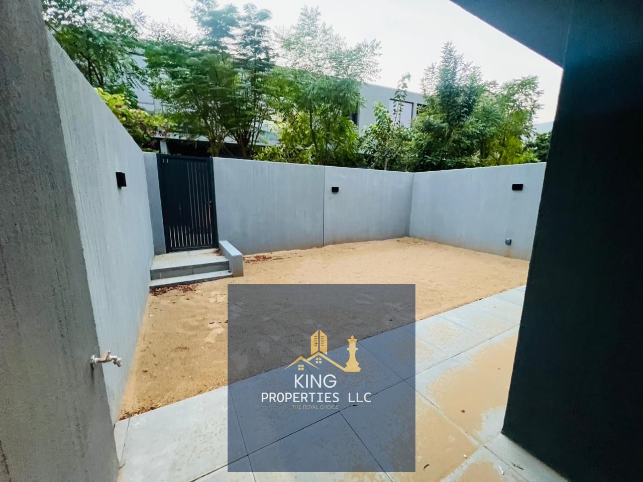 Specious 4 Bedroom | Ideal location | Middle Unit | Ready To Move |