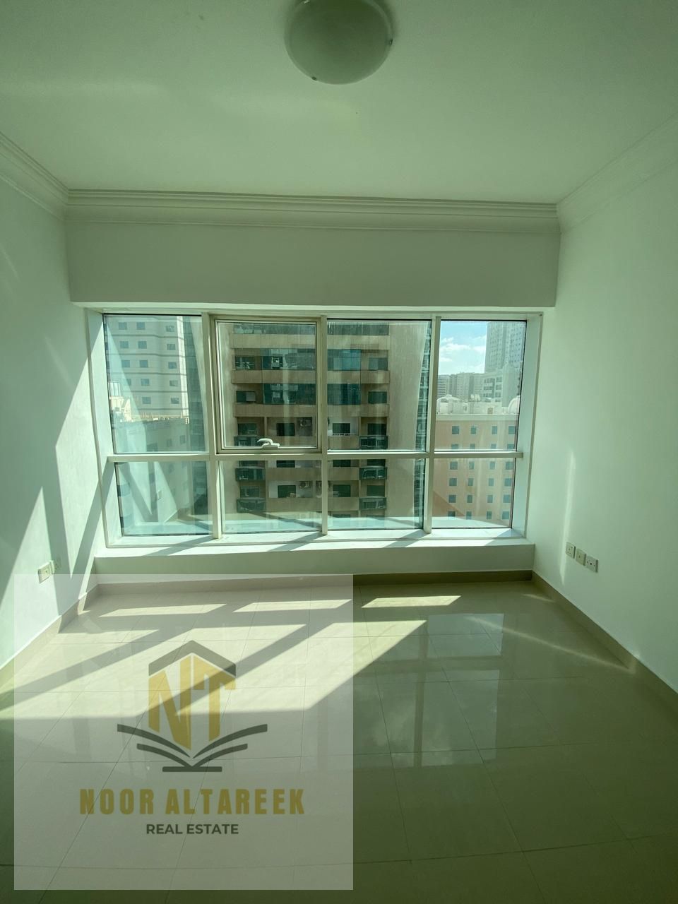 Apartment for rent in Al Ta'an, located in a quiet and convenient area close to shops, services, and public transportation. The apartment features one