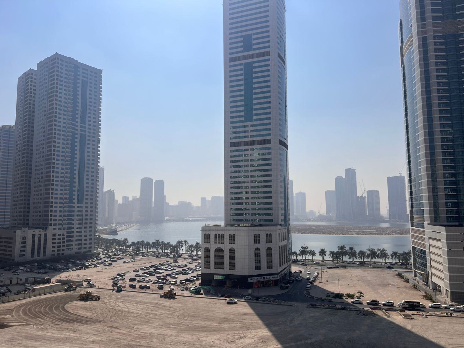 Balcony with open view, built-in wardrobes, central AC, and central gas system. Spacious layout distributed between rooms.