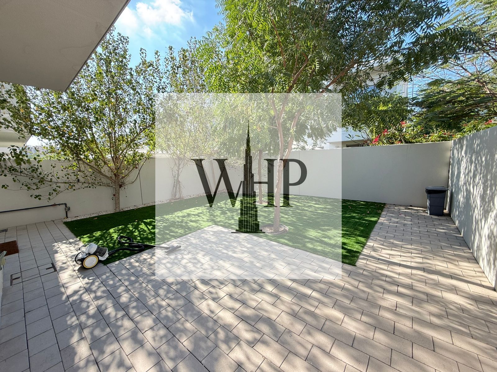 Hot offer! 3 bedroom corner unit with lavish garden // luxury living
