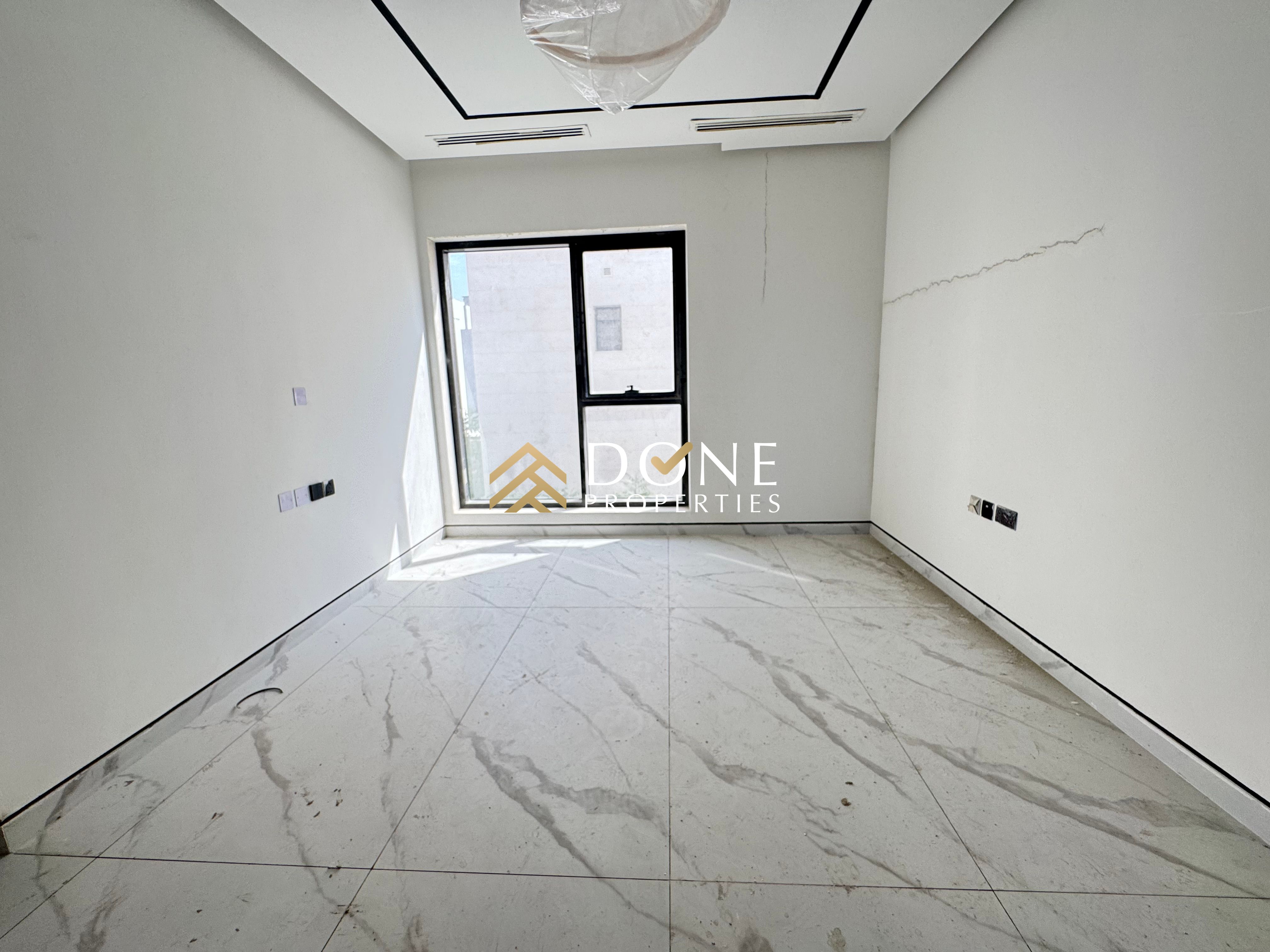 Luxury shop very prime location business area ready to move only jest 175k