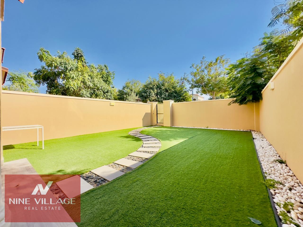 SINGLE ROW | POOL PARK PROPERTY | LANDSCAPED