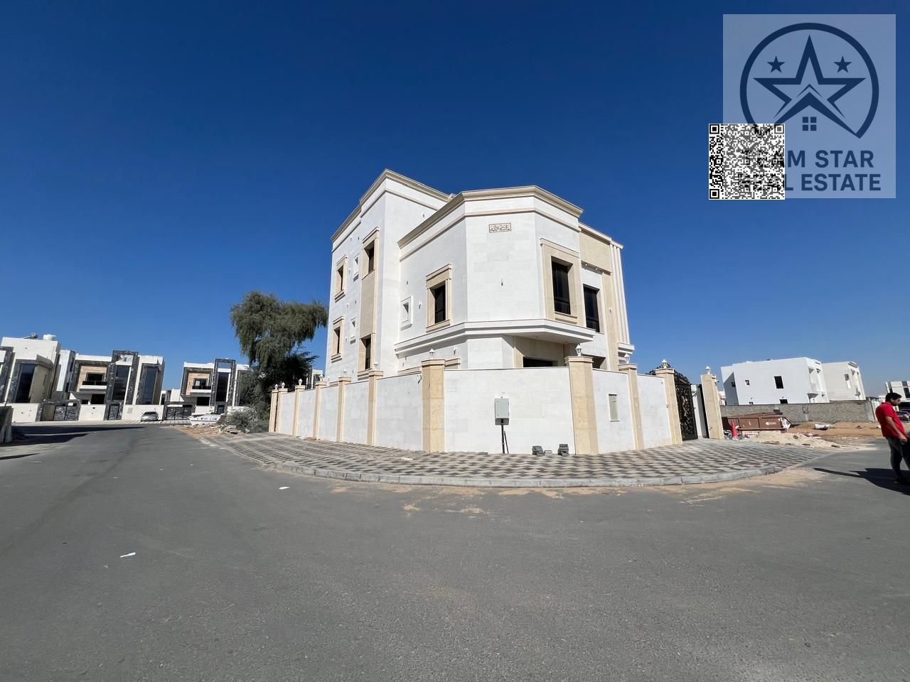Stunning 6-bedroom villa with a roof terrace in Al Zahia