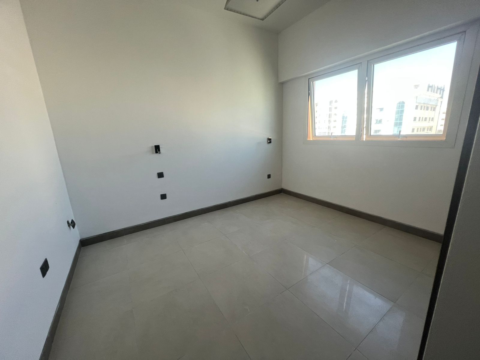 Parking \ Gym \ Swimming Pool \ Open View \ Built-in Wardrobes
