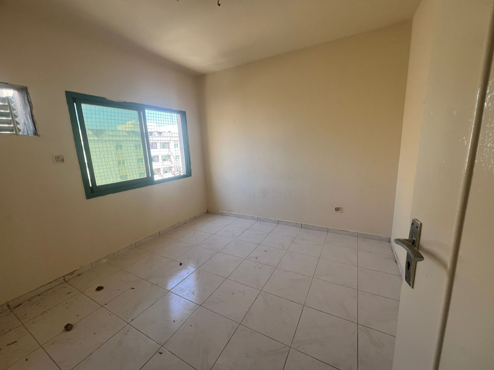 1BR apartment with living room in Al Naba’a, no AC, spacious and comfortable. Rent AED 25,000/year, 4 payments, AED 2,000 cash deposit, ready to move