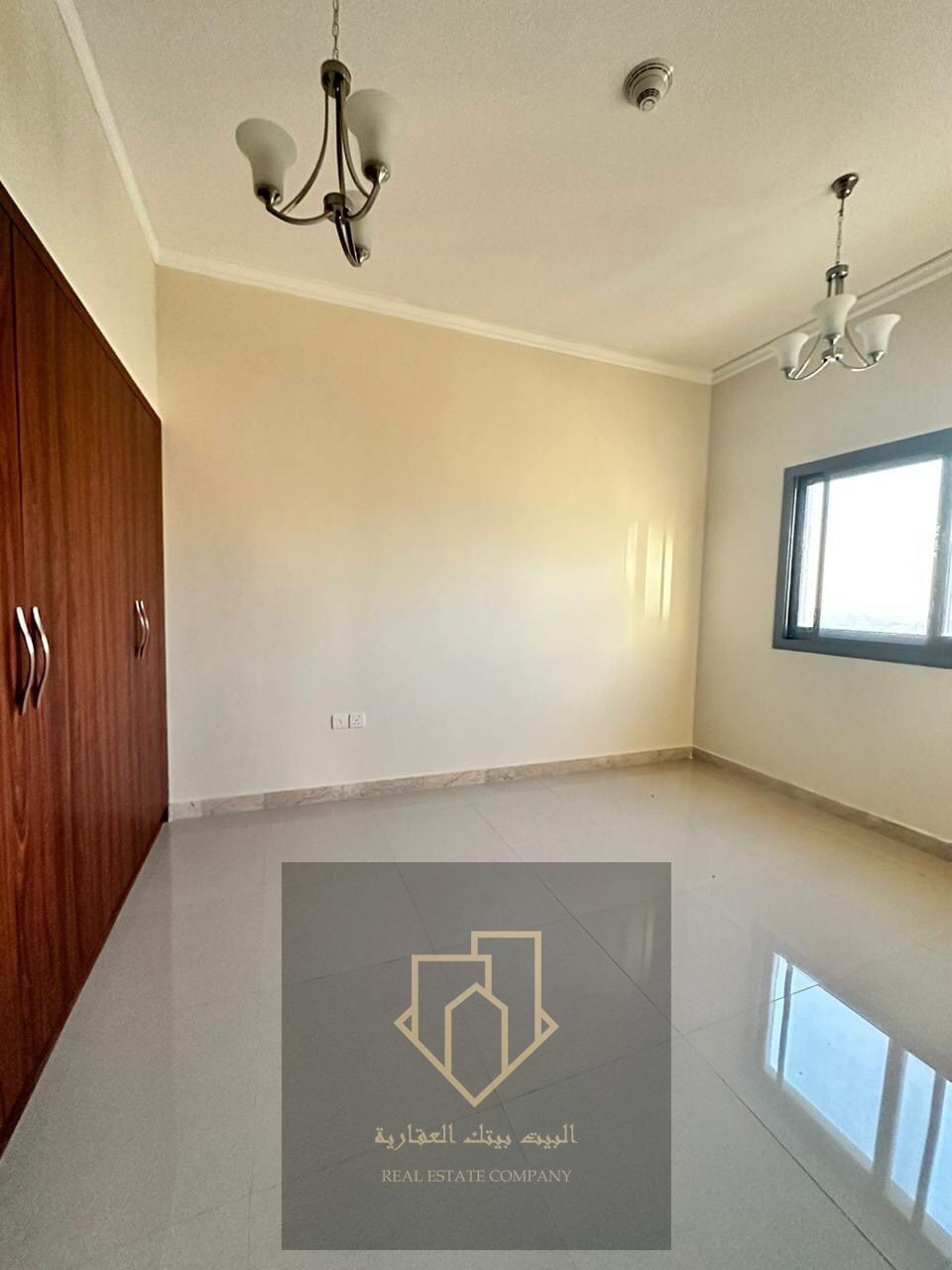 A spacious and distinctive apartment strategically located directly on Al Ittihad Street, near Al Ain Hotel.