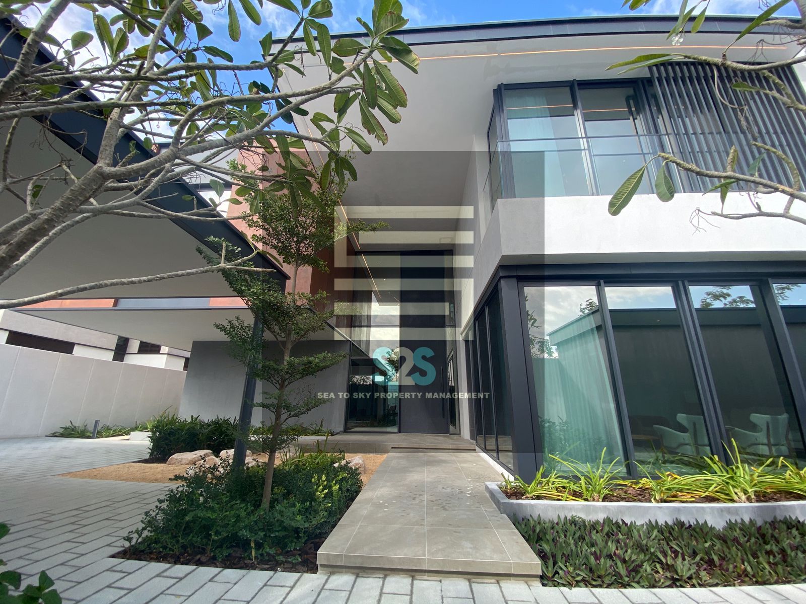 Luxury Single Row Villa! Near Mangroves and Parks!