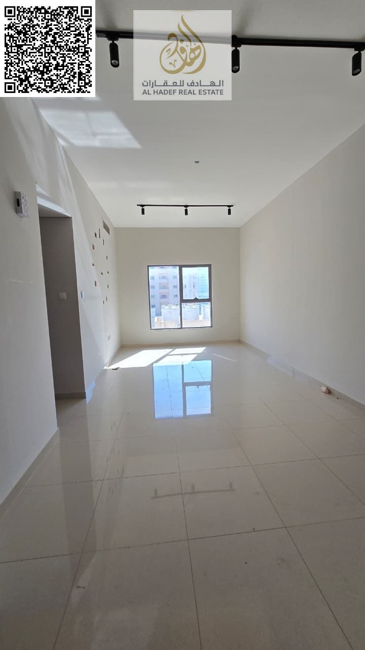 Two-bedroom apartment with a living room in a very prime location in Al-Hamidiyah. Two bedrooms, living room, two bathrooms, balcony, and built-in war