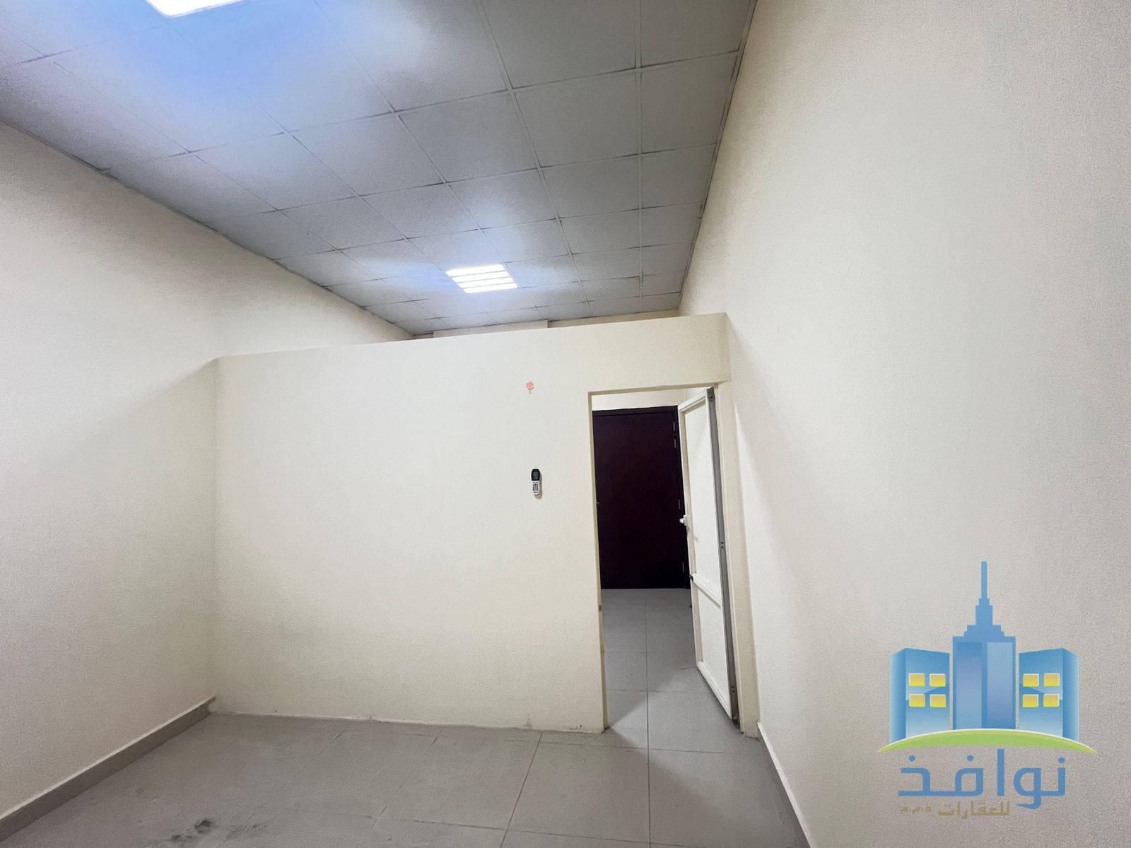 A room and a very spacious living room that can accommodate staff.