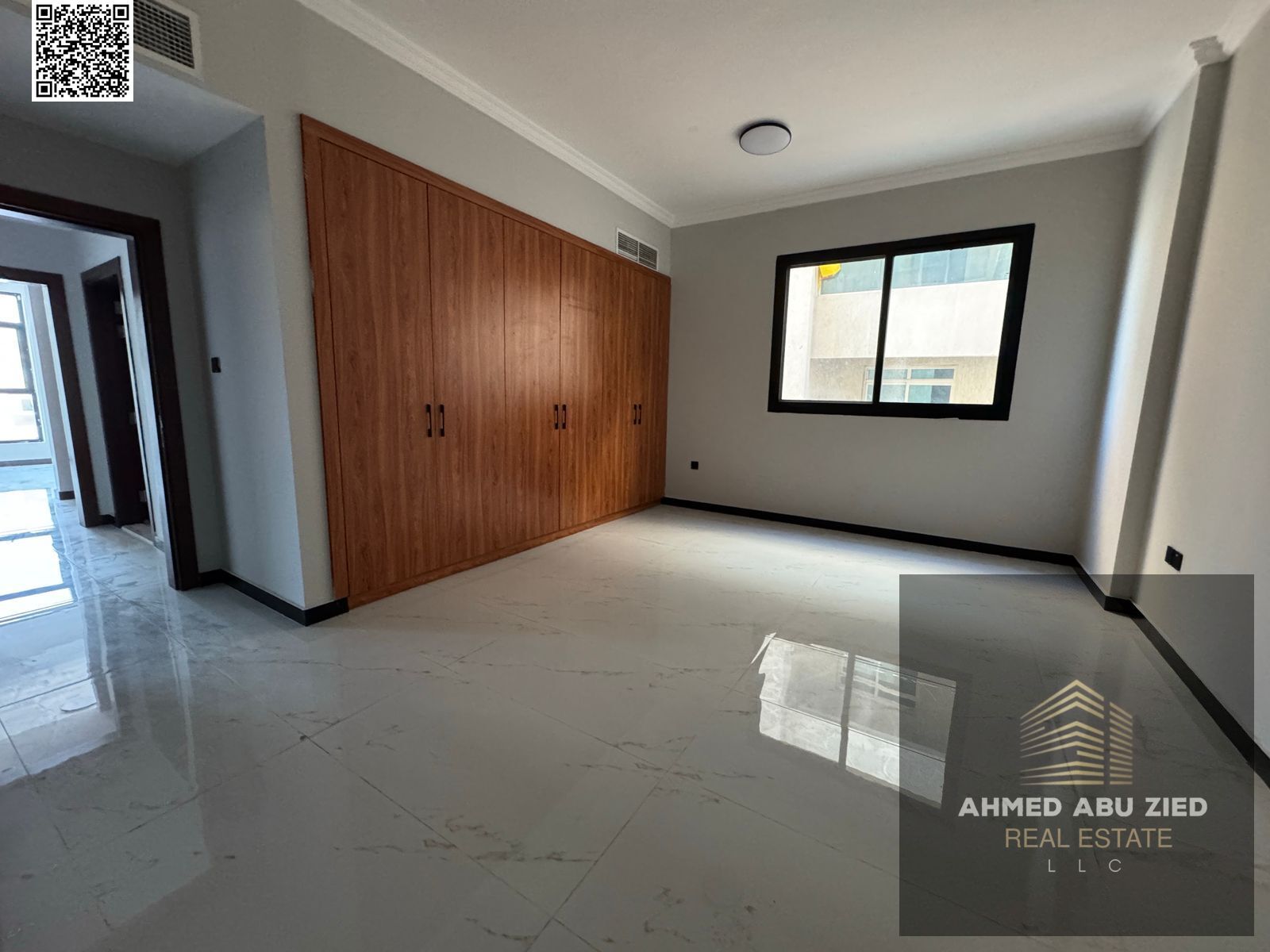 Stylish brand new apartment, first occupancy, featuring two master bedrooms, a spacious living room, a fully equipped kitchen, three bathrooms, and fu
