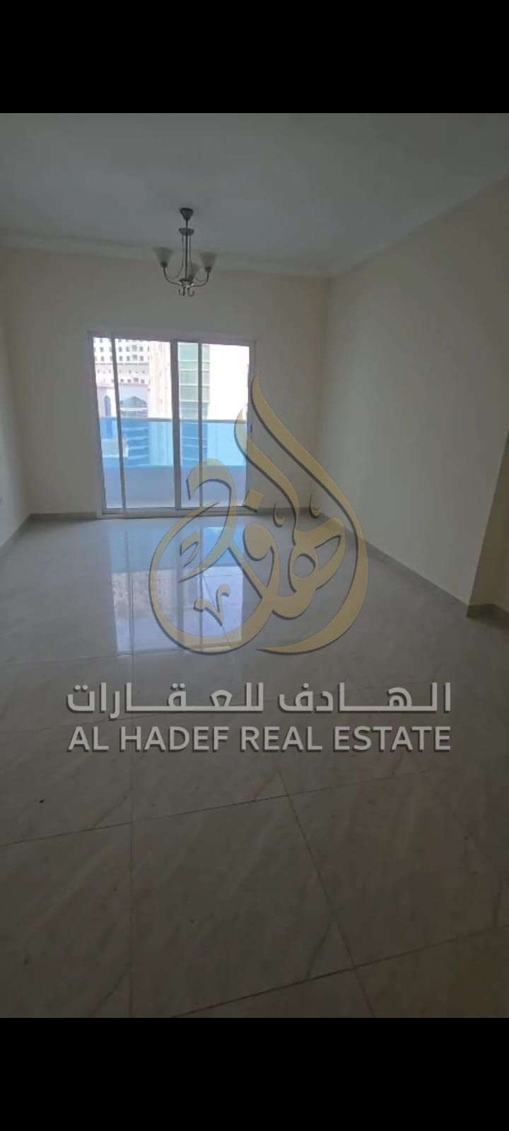 Available 3-bedroom apartment with a spacious living room and large storage room. The apartment offers generous spaces and a practical layout that ens