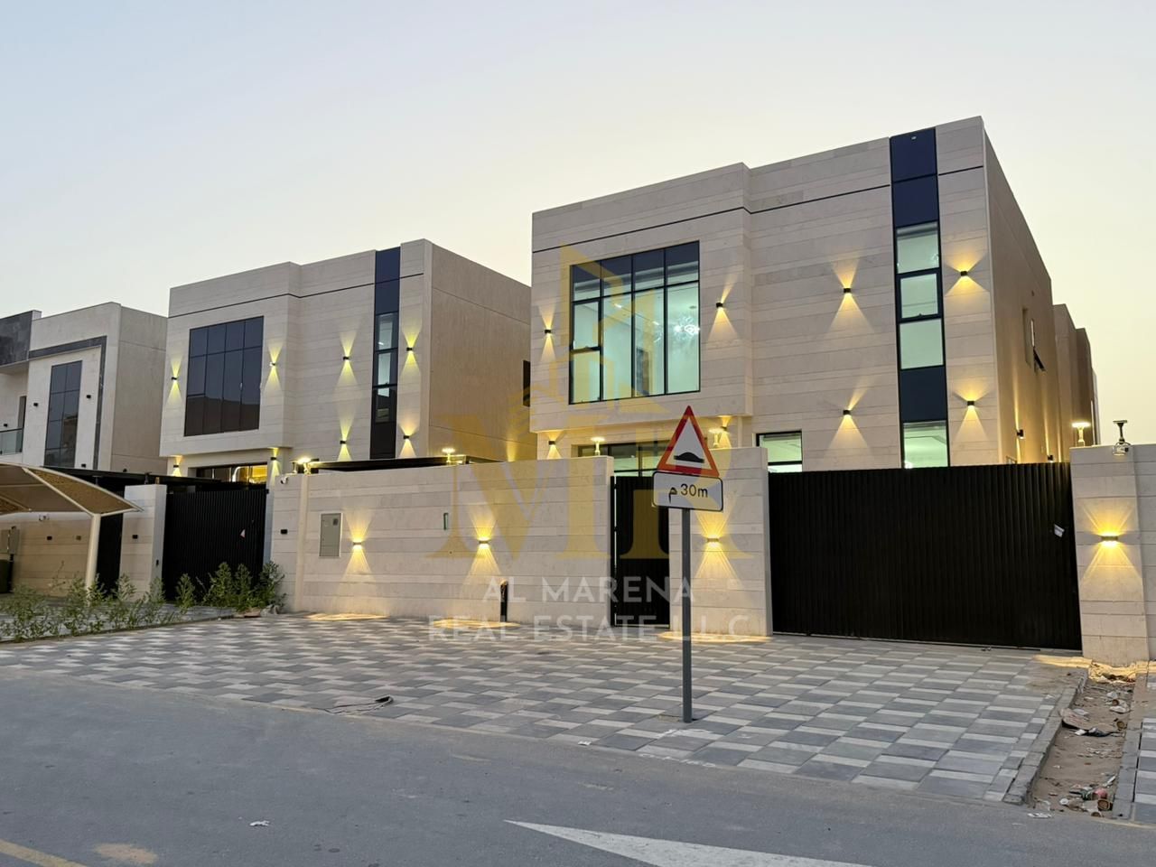 Villa de luxe 4 chambres + chambre de service à vendre à Al Zahia, Ajman. Espaces confortables et finitions haut de gamme – idéale pour une famille. F