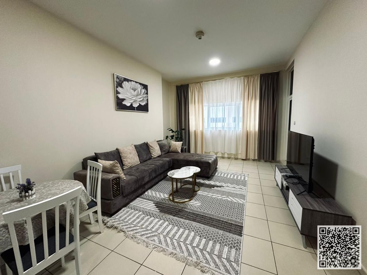 Luxurious and elegant one-bedroom apartment, fully furnished with brand new, high-end furniture, in a prime location with private parking and a garden