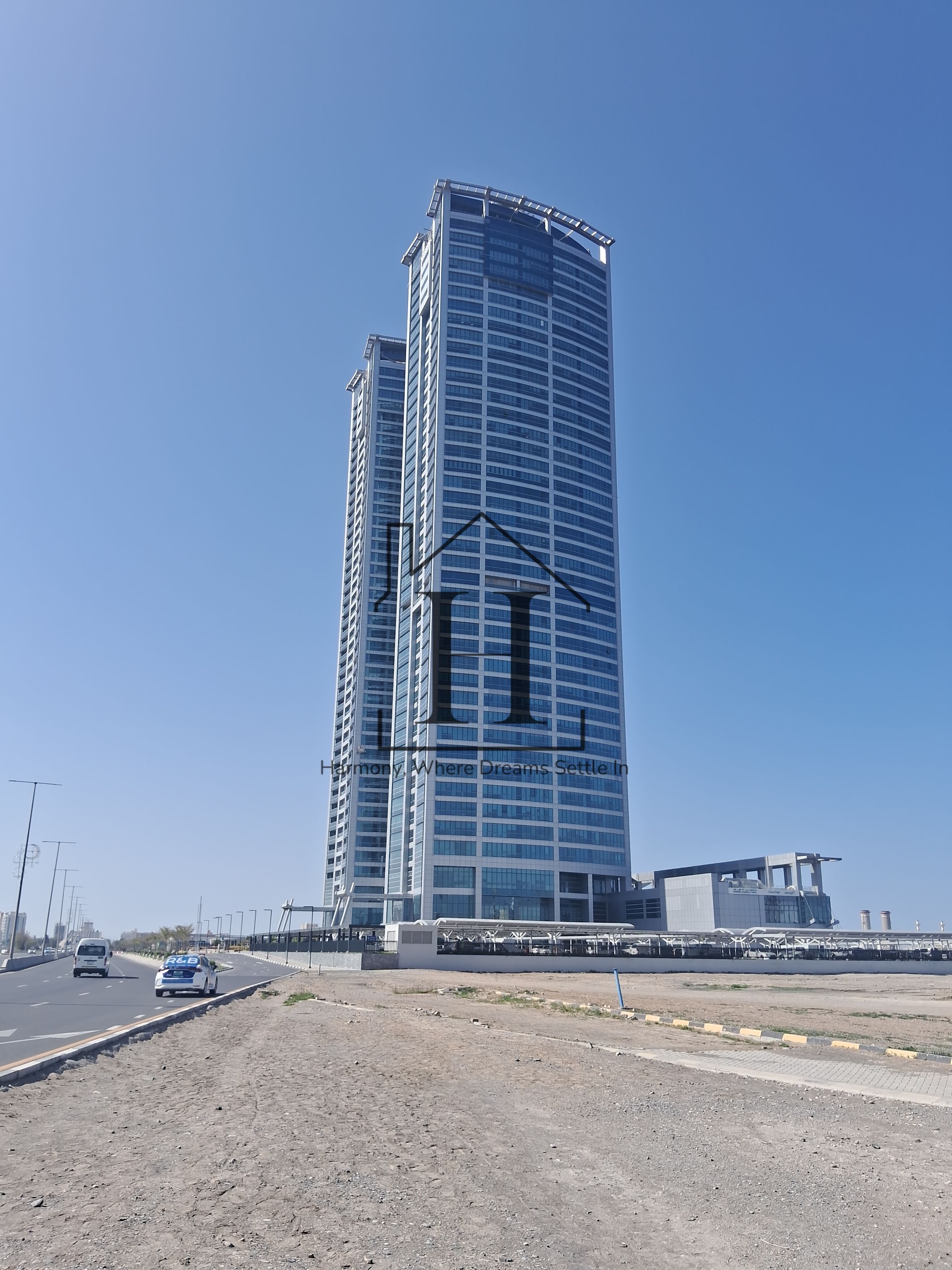 FREEHOLD l Iconic Tower l Amenities On-Site l Sea Views l City skylines l Pool l Shopping Concourse l Dining l Secured
