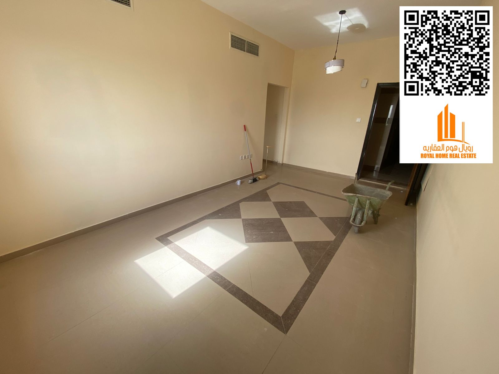 A master bedroom and living room with a super deluxe finish and balcony. Excellent space and prime location close to all private and public services,