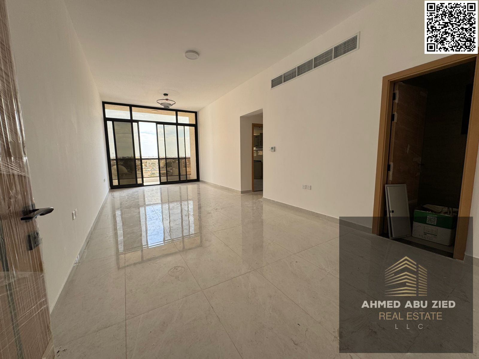 Two luxurious master bedrooms, a large living room, a spacious kitchen, three bathrooms, central air conditioning, a balcony with an open view, built-