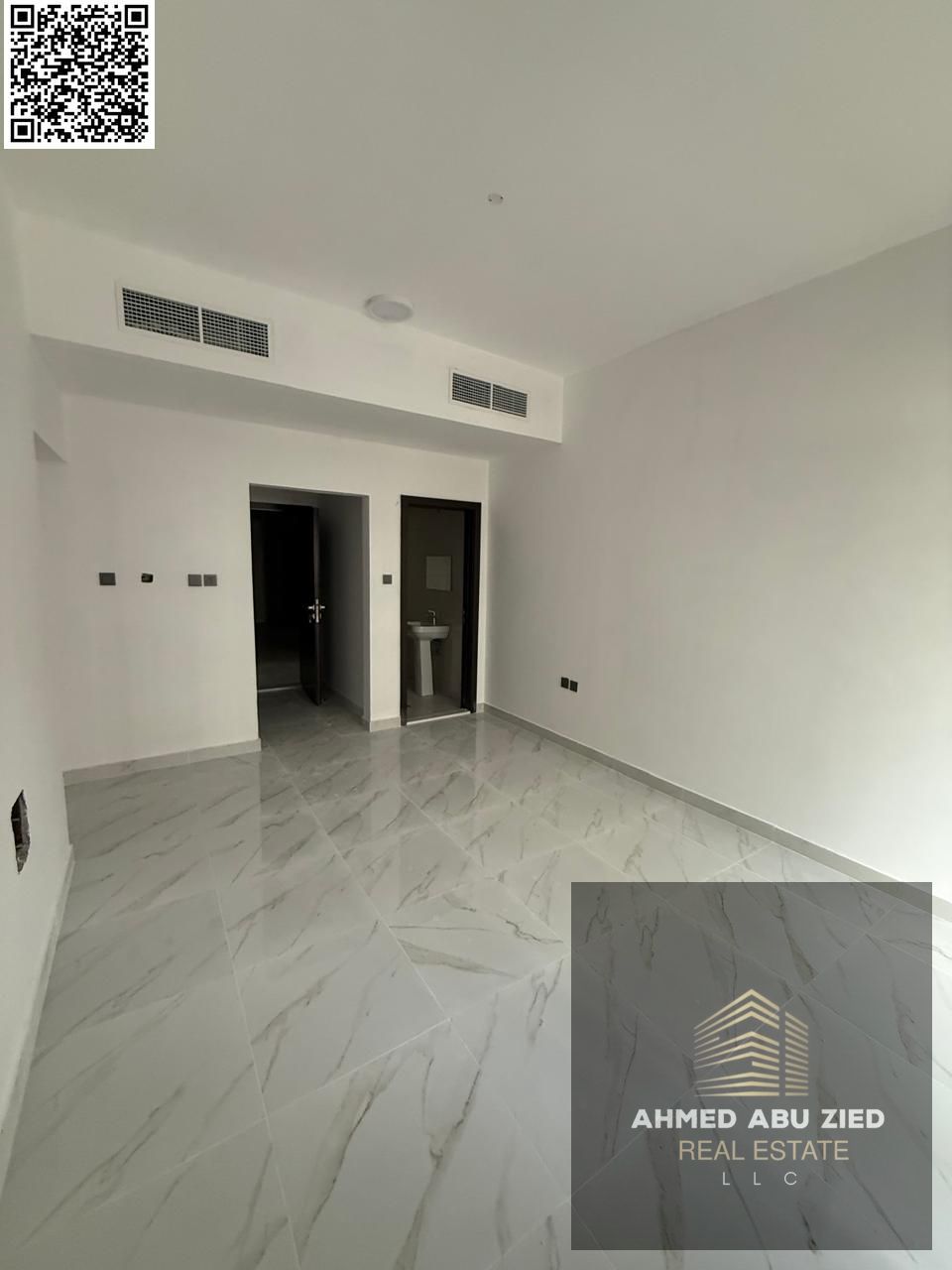 One-bedroom apartment for annual rent in Al Karama, Ajman. First occupancy. Near the Corniche. Master bedroom, two bathrooms, balcony with open view,