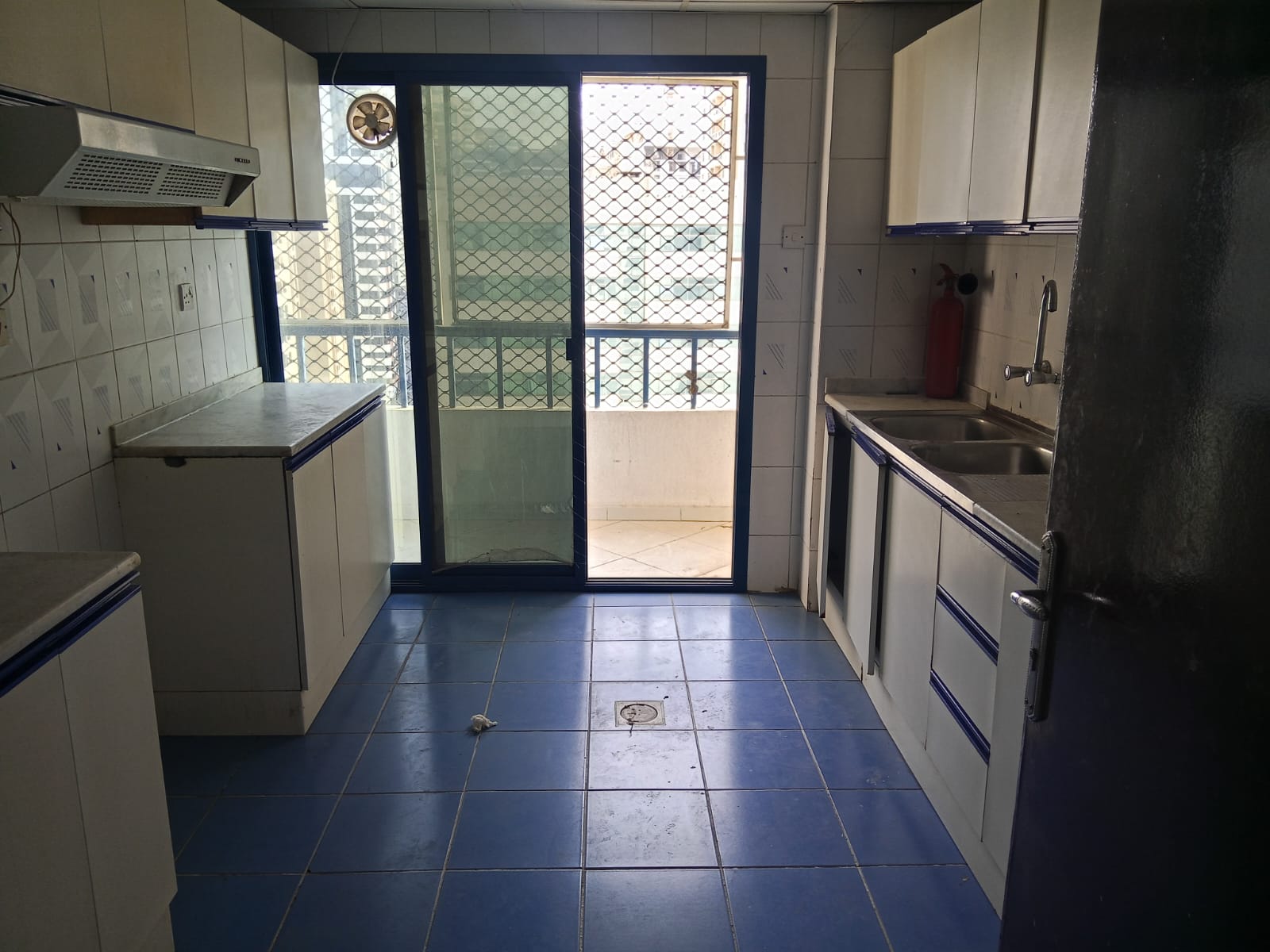 3 bedroom apartment in Al Majaz 3 main road, park view, 3 baths and 2 balconies. Rent AED 55,000 with 4 or 6 payments.