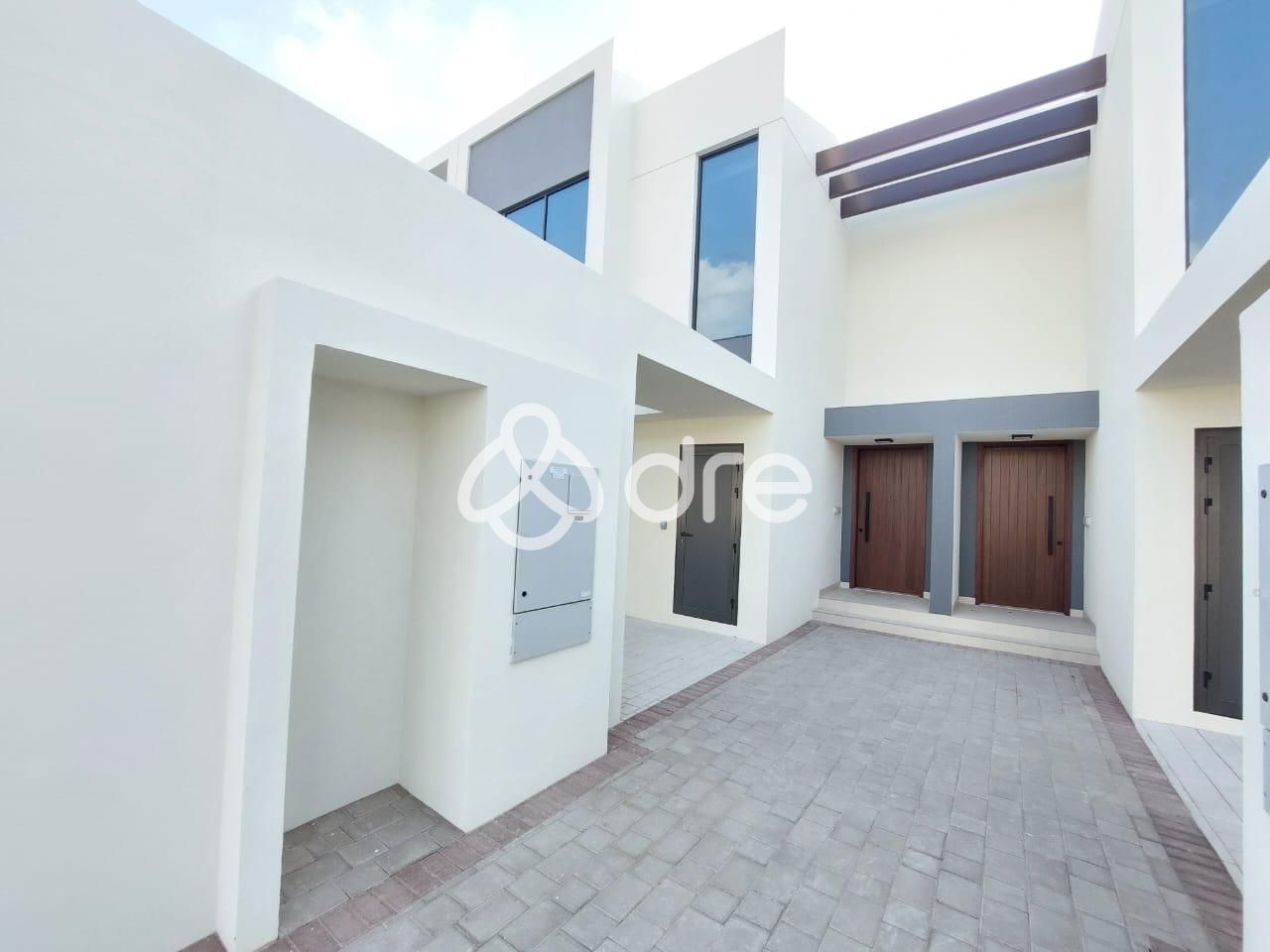 Bright | Single Row | Unfurnished